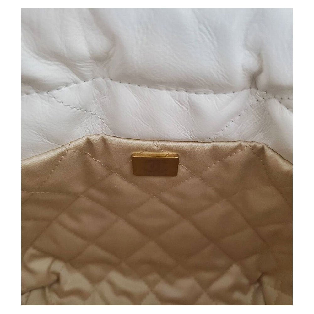シャネル CHANEL シャイニーカーフスキン CHANEL22 ハンドバッグ ホワイト/ゴールド