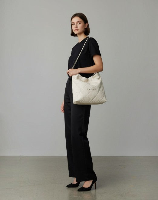 シャネル  CHANEL  シャイニーカーフスキン  CHANEL22  ハンドバッグ  ホワイト/シルバー/AT230426