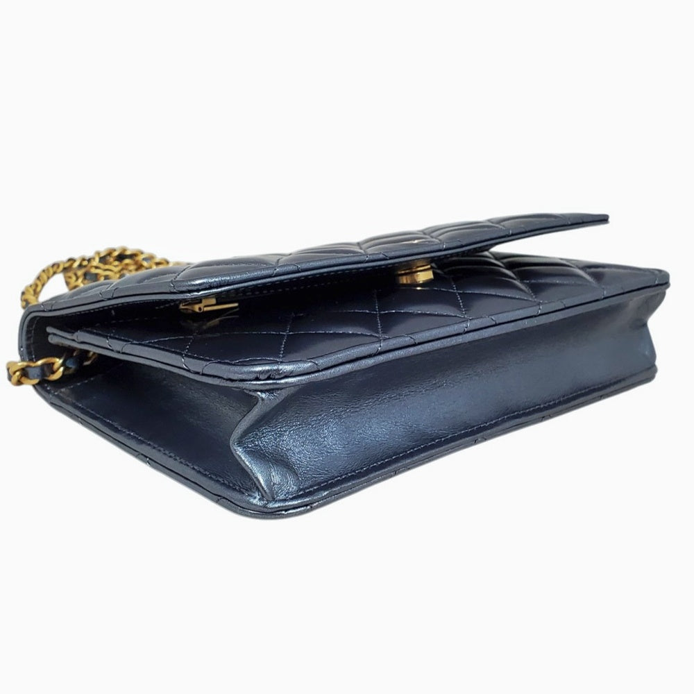 シャネル  CHANEL マトラッセ チェーンウォレット ショルダーバッグ メタリックブルー ラムスキン/PW24079