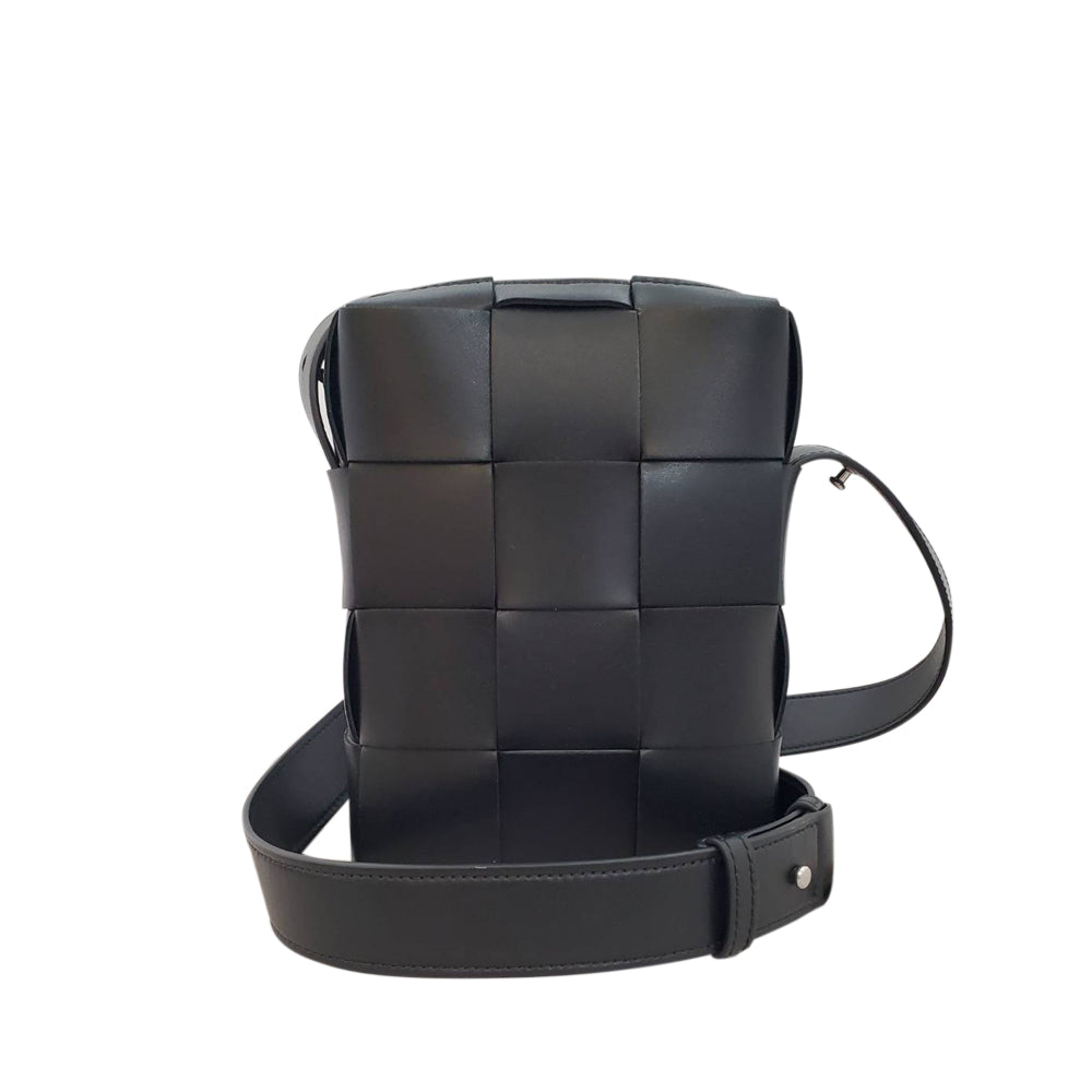 ボッテガ  ヴェネタ  BOTTEGA  VENETA  カーフスキン  マキシイントレチャート  カセット  ショルダーバッグ  765937  ブラック/MA2405014