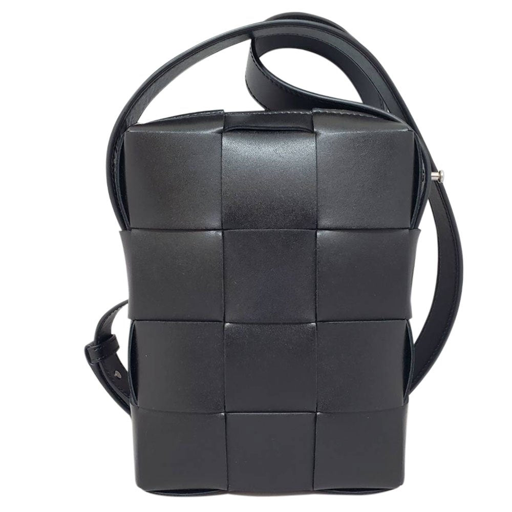 ボッテガ  ヴェネタ  BOTTEGA  VENETA  カーフスキン  マキシイントレチャート  カセット  ショルダーバッグ  765937  ブラック