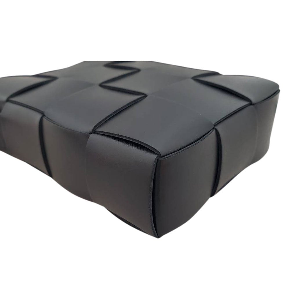 ボッテガ  ヴェネタ  BOTTEGA  VENETA  カーフスキン  マキシイントレチャート  カセット  ショルダーバッグ  765937  ブラック/MA2405014