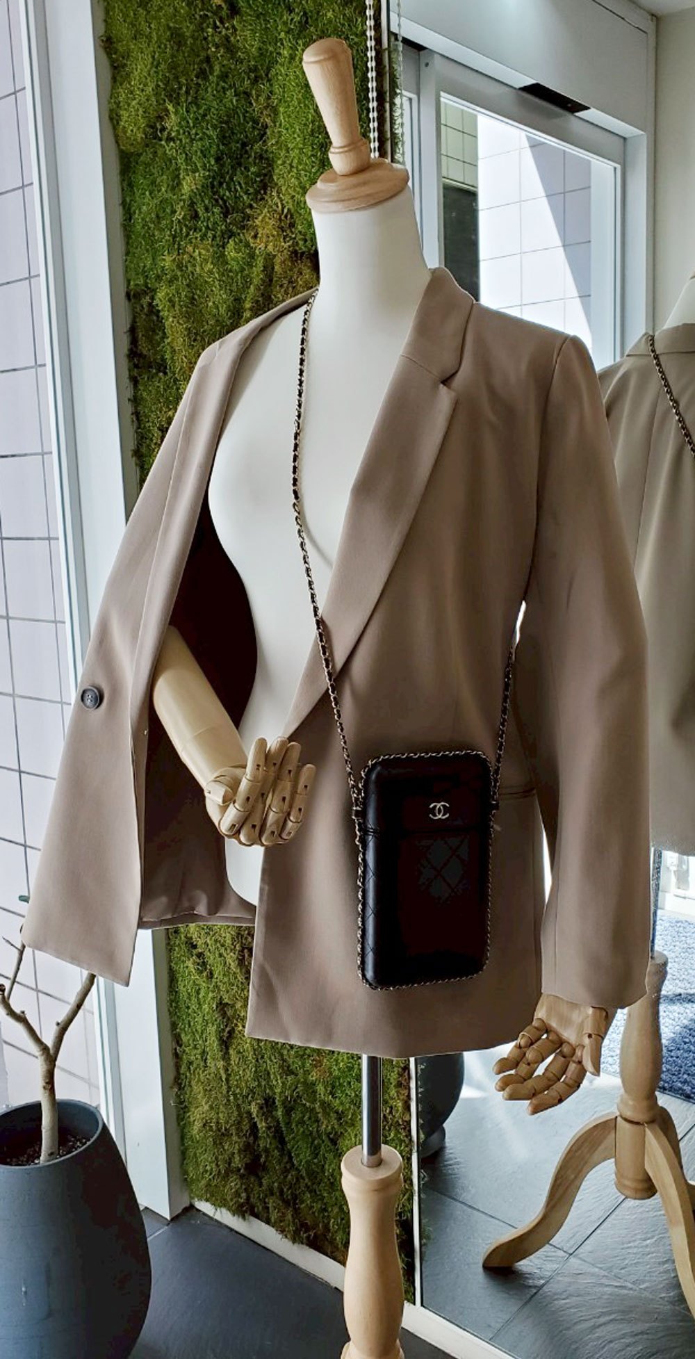 CHANEL Lambskin Phone Case Chain Shoulder Bag Black
