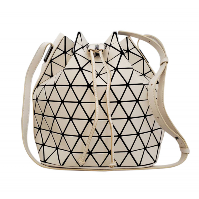 ISSEY MIYAKE  イッセイミヤケ  バオバオ　巾着ショルダー  ホワイト